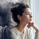 Pessoa em momento de reflexão profunda, representando a dúvida entre despertar espiritual ou doença mental